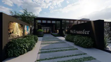 Luxe kantoortuin met half verhard klinkerpad omkaderd door zwarte Luxcom muren met logo en prints en pergola kunstelementen.